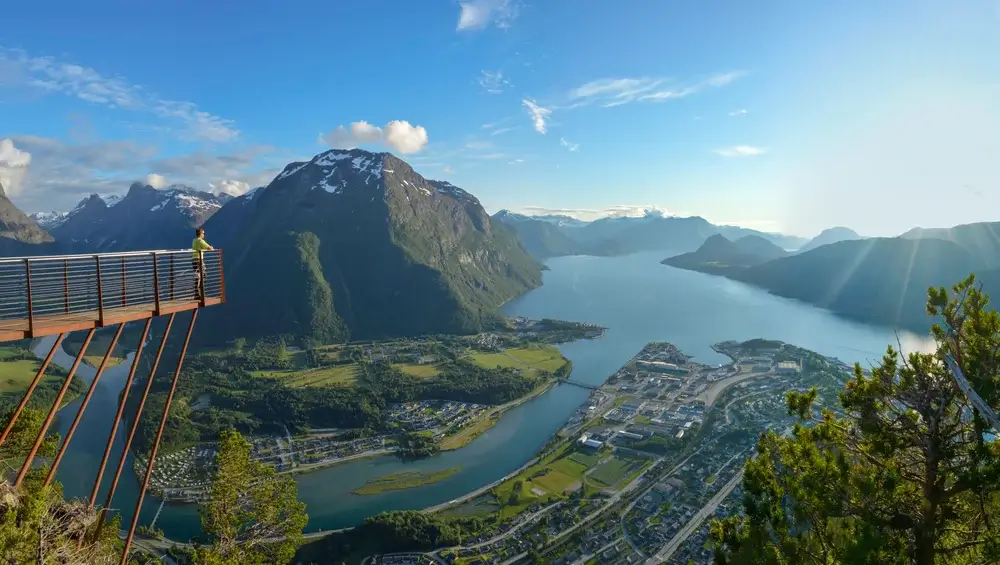 På skinner til trollveggen: En bæredygtig rejse gennem norges perler