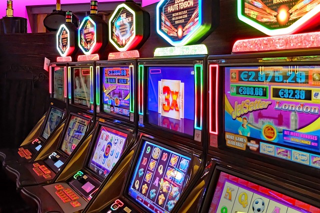 Spilleautomater gennem tiden: Fra enarmede tyveknægte til virtuelle jackpots